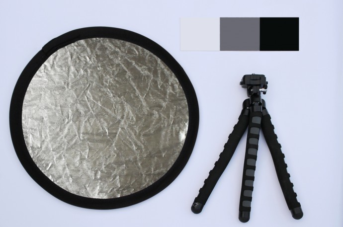 Recommended accessories for flower photography: a reflector sheet to dispel shadows, a (small) support so you can get sharp images, and a gray sheet for proper white balance. All of these together can be picked up for a few dozen dollars.