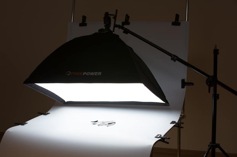 A large diffusion box (relative to the small products) creates a light source that is reflected at many different angles. Here everything has been photographed on a photo table, but we could have just as easily put the object on a tablecloth, and everything would look just as good.
