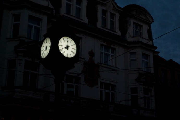 Panasonic Lumix DMC-LX3, 1/40 s, F8, ISO 80, focus 12,8 mm (60 mm equivalent) The deliberate heavy underexposure emphasizes the main motif—the backlit street clock. The surroundings are identifiable, yet they don’t steal attention from the clock. 