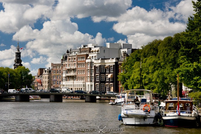 Boats in Amsterdam. Canon 40D, Sigma 18–50/2.8, 1/320 s, f/8.0, ISO 200, focus 50 mm 