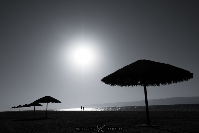 A couple walking by the sea. Canon 40D, Canon EF-S 10–22/3.5–4,5, 1/1600 s, f/8, ISO 100, focus 17 mm 