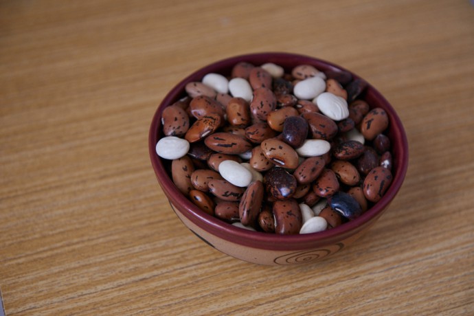 Use beans, rice, lentils, sand, or small stones as the stuffing for your beanbag. 