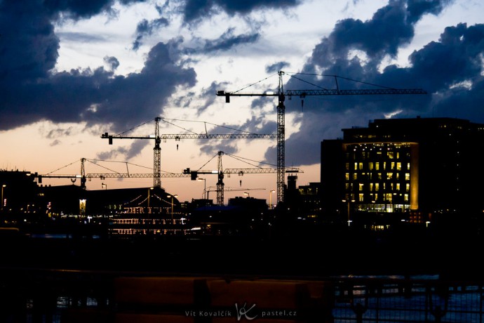 Cranes in Amsterdam. Canon 40D, Canon EF-S 55–250/4–5.6 IS, 1/125 s, f/4.5, ISO 1600, focus 84 mm 