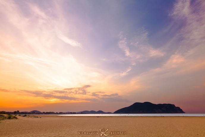 A photo with the horizon at the bottom. Canon 5D Mark II, Canon EF 16–35/2.8 II, 1/40 s, f/9, ISO 400, focus 20 mm 