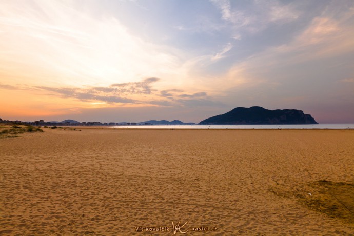 A vertically dead-center horizon. Canon 5D Mark II, Canon EF 16–35/2.8 II, 1/40 s, f/9, ISO 400, focus 20 mm 