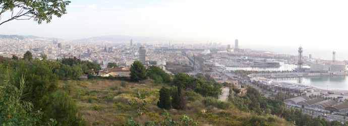 A city panorama with attractive composition. It’s got a foreground, and it captures almost the whole city. The fog overhead gives this photo the right atmosphere. Photo: seva