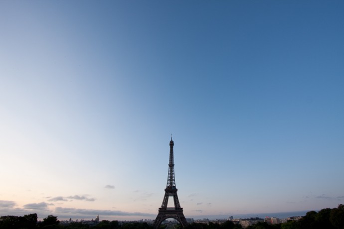 An empty sky over Paris. Canon 40D, Canon EF-S 10–22/3.5–4,5, 1/20 s, f/8, ISO 100, focus 10 mm 