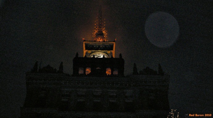 Although this night photo is fairly grainy, its simplicity and unusual composition make it a good picture. Photo: specta