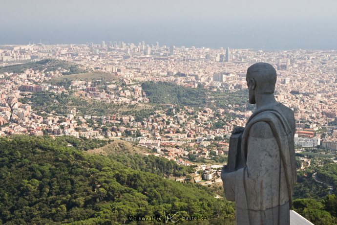 Barcelona with a statue close by. Canon 350D, Sigma 18-50/2.8, 1/60 s, f/13, ISO 200, focus 43 mm 