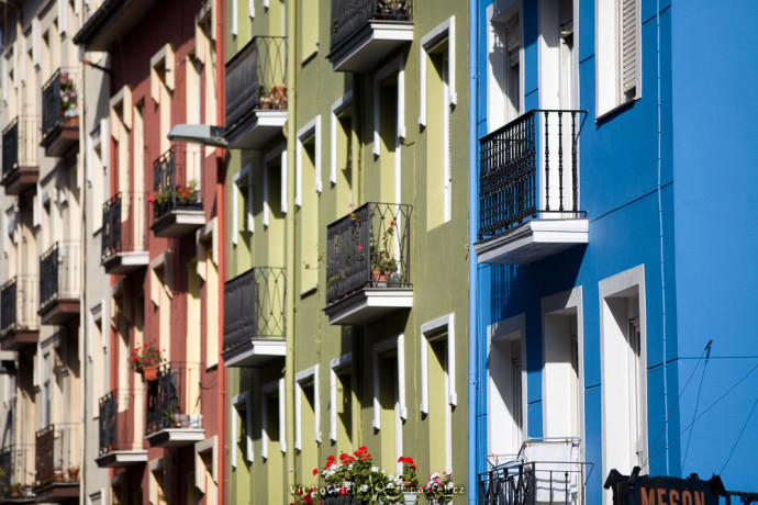 A street full of identically-shaped, differently-colored houses. Canon 5D Mark II, Canon EF 70-200/2.8 IS II, 1/2000 s, f/2.8, ISO 160, focus 2000 mm 