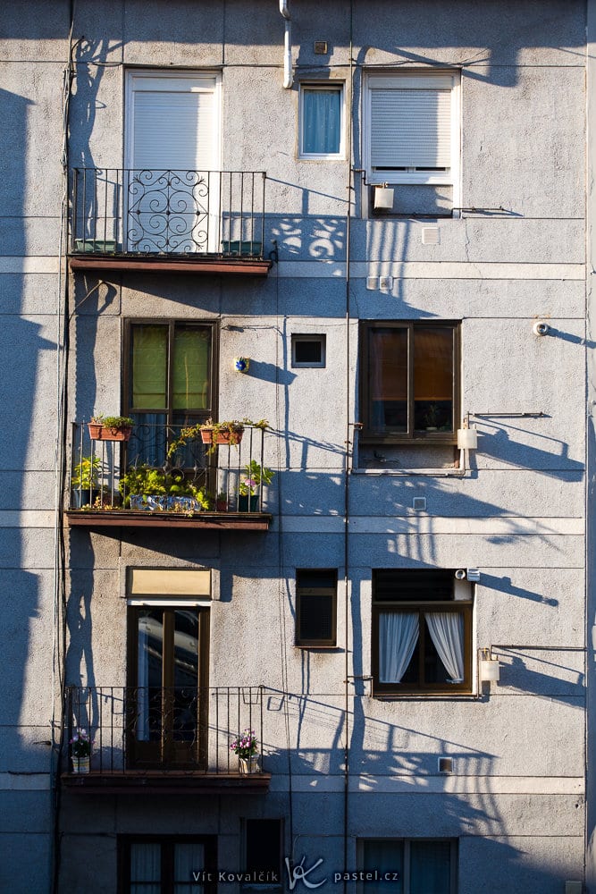 A building’s facade with sharp shadows from the setting sun. Canon 5D Mark II, Canon EF 70-200/2.8 IS II, 1/100 s, f/4.5, ISO 160, focus 110 mm 