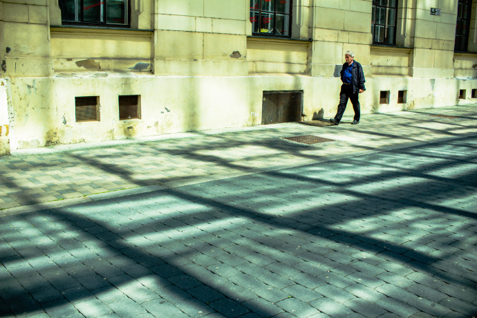 Even the small saturated blue area manages to draw attention to itself. The human figure melts into the sidewalk’s colors somewhat.