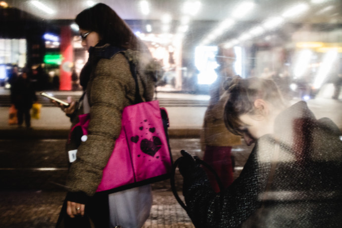 The handbag’s pink color makes it stand out so much that it’s hard to pull your eyes away from it. And if you escape that, then there’s the color-fragmented background. With this view of the picture, the woman in the photo’s right corner is almost unnoticeable.