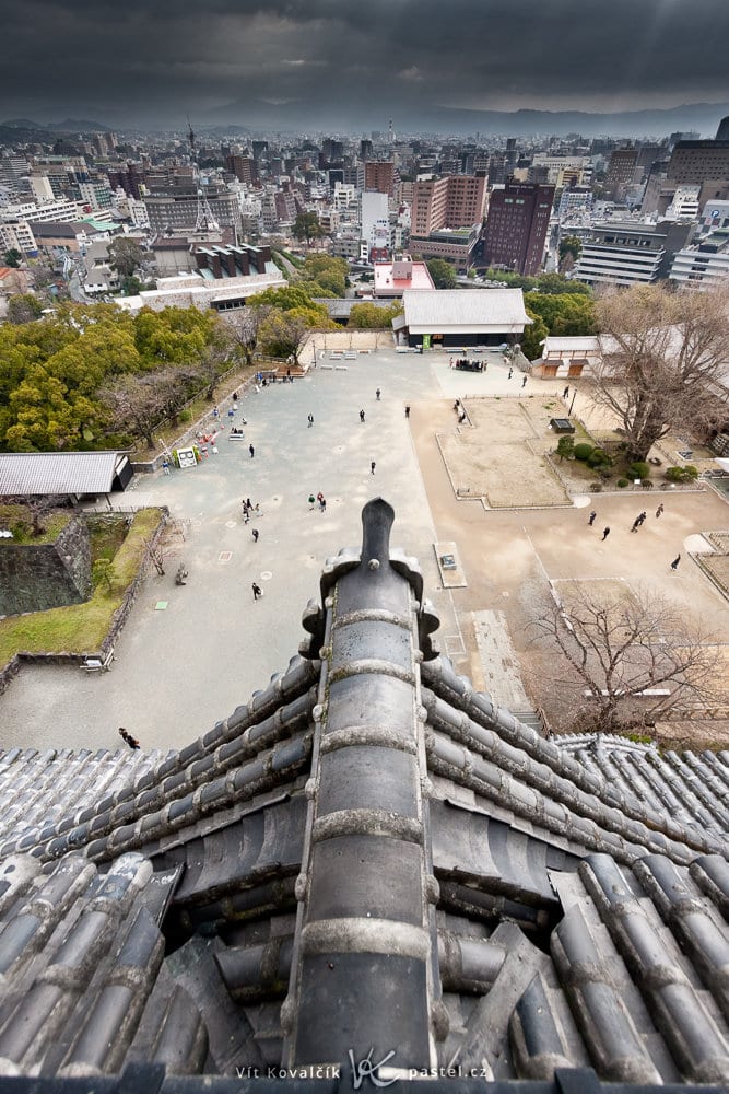 A city panorama with a nearby roof. Canon 40D, Canon EF-S 10-22/3.5-4.5, 1/1000 s, f/4.5, ISO 400, focus 10 mm 