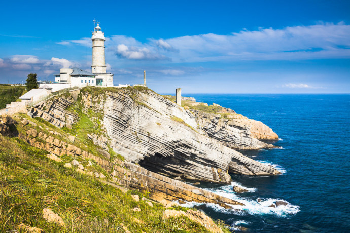 The Cabo Mayor lighthouse, by the city of Santander. Canon 5D Mark II, Canon EF 16-35/2.8 II, 1/80 s, f/7.1, ISO 100, focus 28 mm 