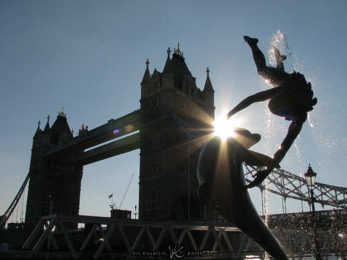 The Tower Bridge in London, with a statue in the foreground. Canon PowerShot S2 IS, 1/1000 s, f/6.3, focus approx. 36 mm 