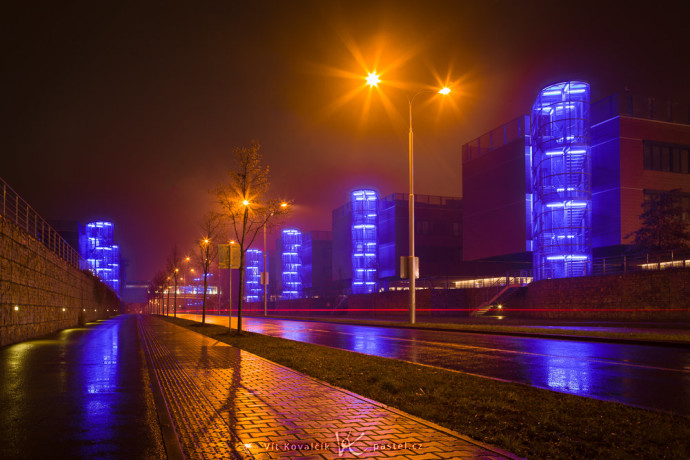 The nighttime city from a low viewing angle. Canon 5D Mark III, Canon EF 24-70/2.8, 30 s, f/13, ISO 100, focus 28 mm 