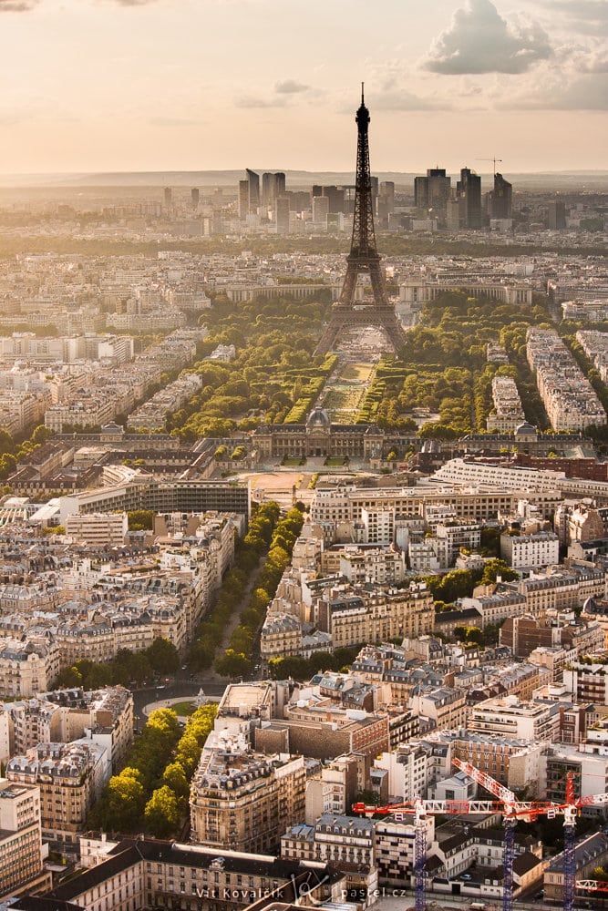 A view of Paris from the Montparnasse tower. Canon 40D, Canon EF-S 55-250/4-5.6 IS, 1/100 s, f/8, ISO 100, focus 55 mm 