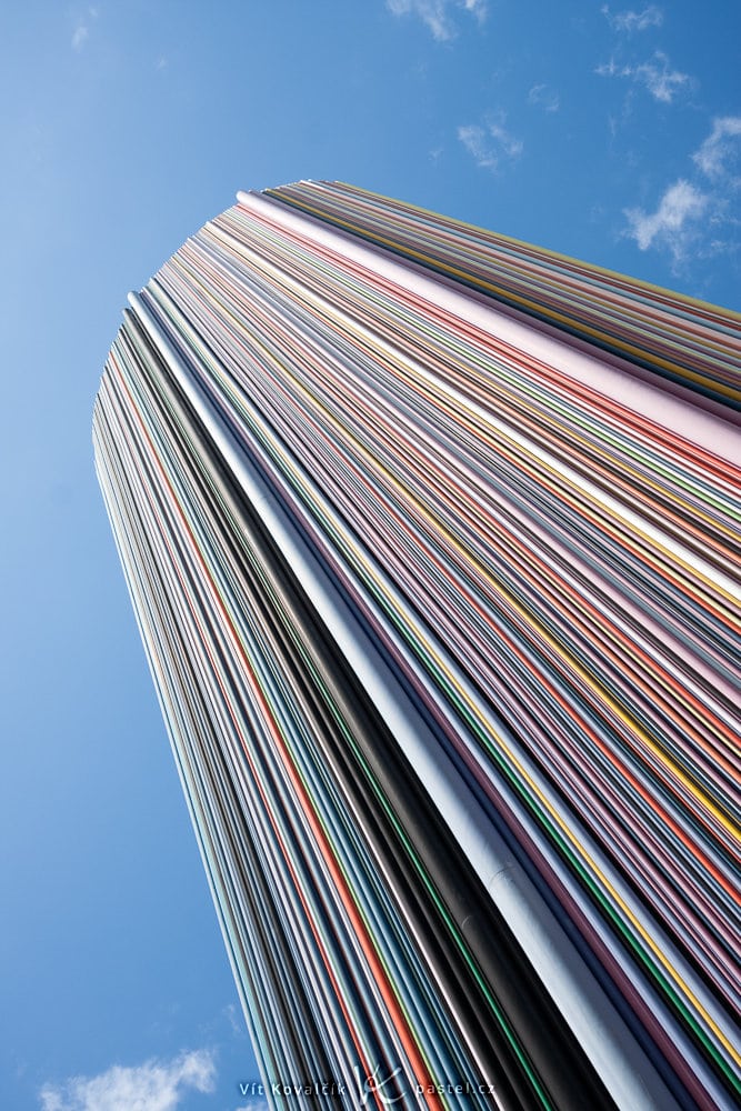 A closer take on the tower, showing it stretching up towards the heavens. Canon 40D, Canon EF-S 10-22/3.5-4.5, 1/60 s, f/8, ISO 100, focus 22 mm 