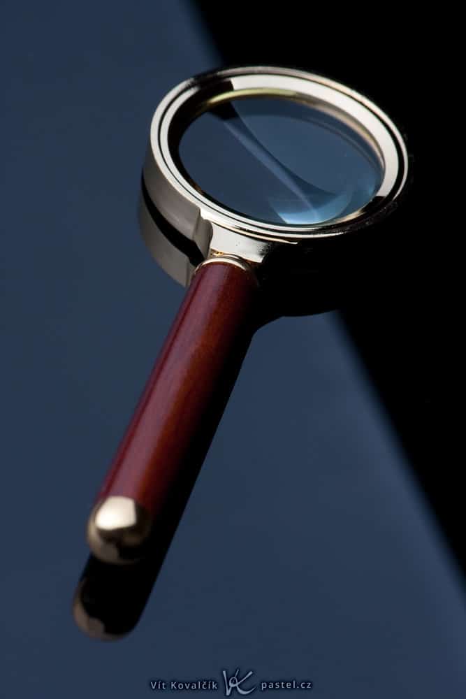 Not even a camera with an APS-C sensor and an f/16 aperture could make this whole magnifying glass sharp. Canon 40D, Canon EF-S 55–250/4–5.6, 1/200 s, f/16, ISO 100, focus 194 mm 