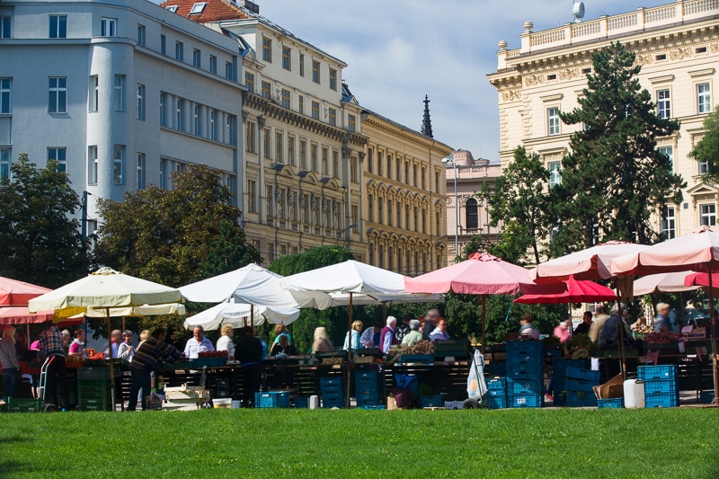 A marketplace, photographed with the use of just one polarizing filter. Exposure 1/10 second. Canon 5D Mark III, Canon EF 70-200/2.8 IS II, 1/10 s, F16, ISO 100, focus 75 mm