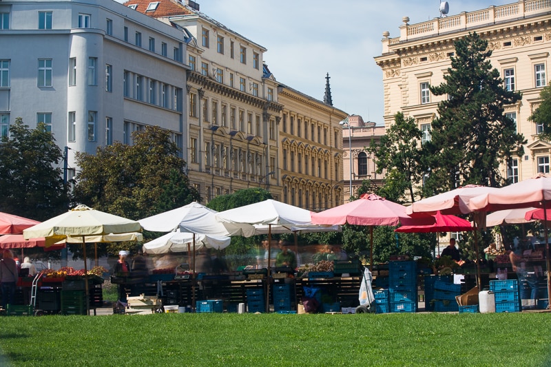 The same marketplace photographed with two polarizing filters rotated against each other. Exposure extended from 1/10 to 4 seconds. Canon 5D Mark III, Canon EF 70-200/2.8 IS II, 4 s, F16, ISO 100, focus 75 mm