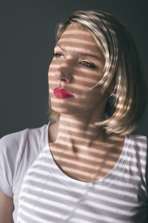 A simple and downright pleasant portrait. This photo’s main light source is outdoor light. The blinds make the picture original. Photo: radekpekny