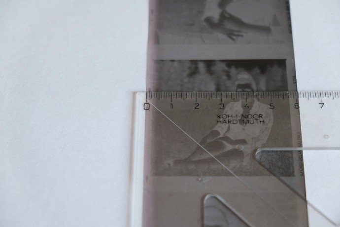 Measure the film size and the difference between the image frame and the edge of the film.