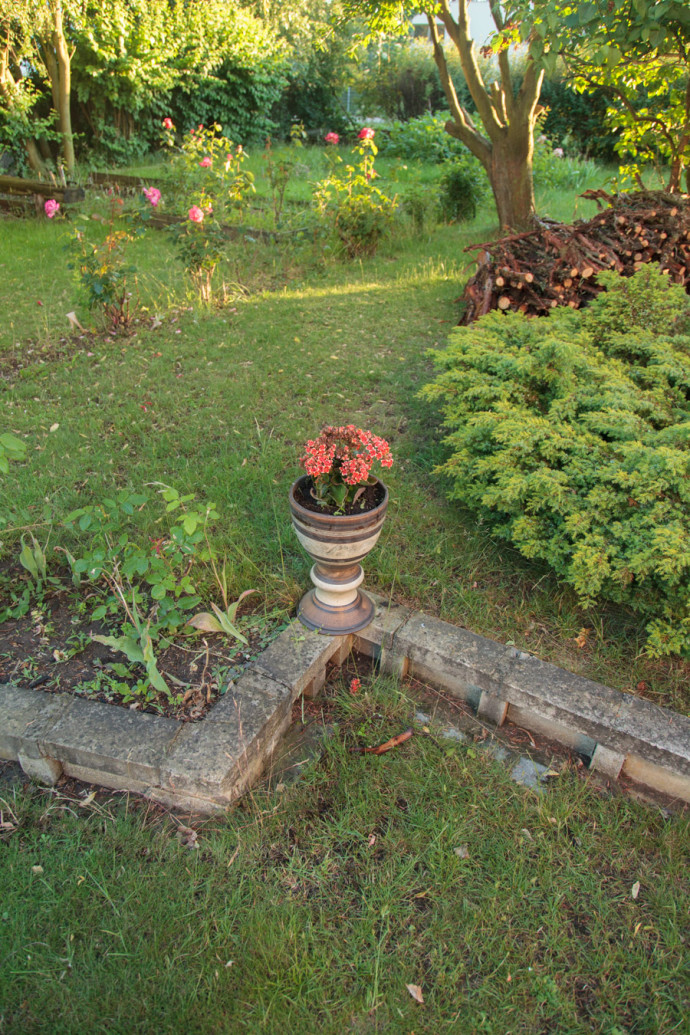 A classic beginner’s “snap.” The photo depicts a garden. In the middle of the scene there’s a flowerpot with a flower. Now, this photo can’t be about the garden—the top part of it is cut off insensitively, and the bottom half of the photo contains a number of boring green areas with nothing to say. The photo also isn’t about the flower in the pot, because the flower takes up only a few percent of its space. Canon EOS 5D MkII, EF 24-105/4.0, 1/80 s, f/4, ISO 400, focus 24 mm 