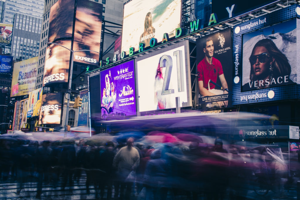 New York’s Times Square leaves your eyes to boggle—one enormous advertisement after another, and endless streams of pedestrians. Canon EOS 100D, EF-S 24mm f/2.8 STM, 2 s, f/22, focal length 24 mm 