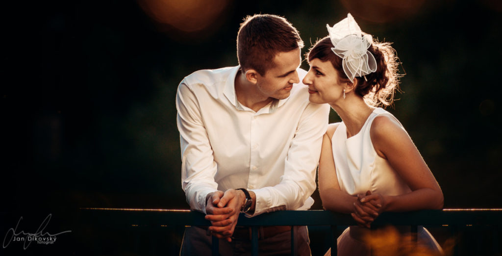 The direction of the light and the pleasant golden tone give this photo a pleasant feel. Its atmosphere is pleasant too, and that’s definitely what you want in a wedding portrait.