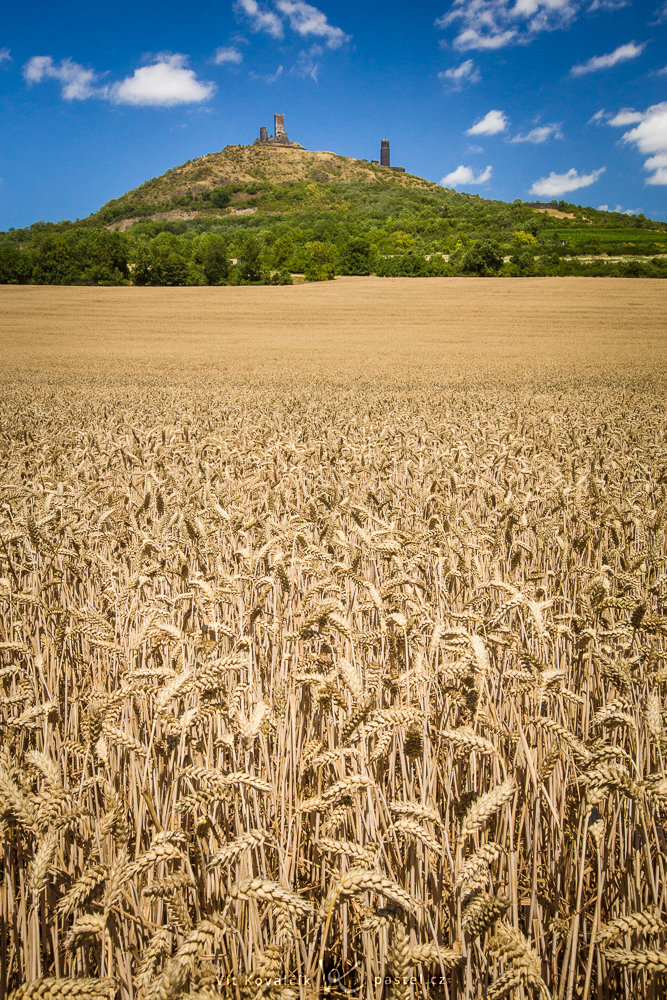 Meanwhile with the horizon placed at the top, it emphasizes the fields, with the former castle sticking out from them. Canon 5D Mark III, Canon EF 16-35/2.8 II, 1/125 s, f/22, ISO 800, focal length 35 mm