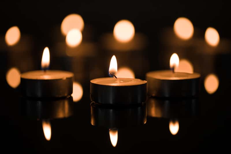 Three main candles with a background made up of the remaining candles. Canon 5D Mark IV, Canon EF 100/2.8 IS MACRO, 1/60 s, f/2.8, ISO 100, focal length 100 mm