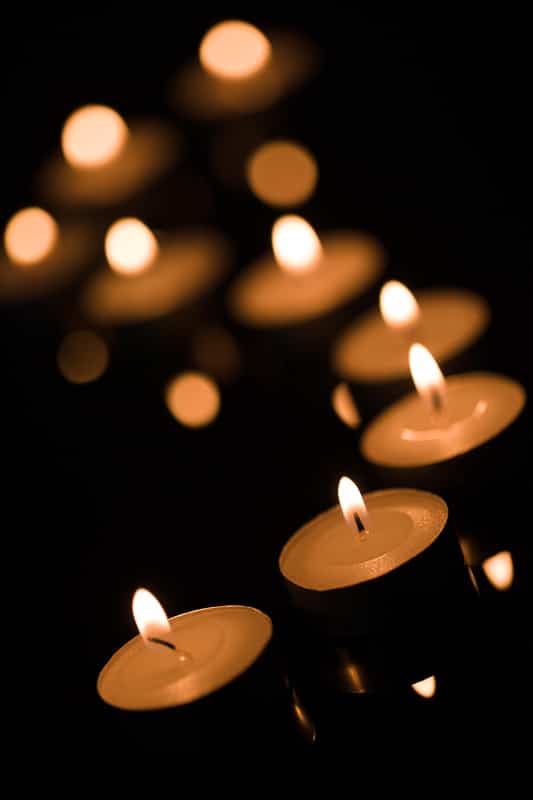 An S-shaped row of candles, with the frontmost one emphasized. Canon 5D Mark IV, Canon EF 100/2.8 IS MACRO, 1/60 s, f/2.8, ISO 100, focal length 100 mm