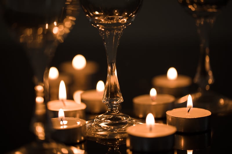 Glasses at different differences, with little candles between them. Canon 5D Mark IV, Canon EF 100/2.8 IS MACRO, 1/50 s, f/2.8, ISO 200, focal length 100 mm