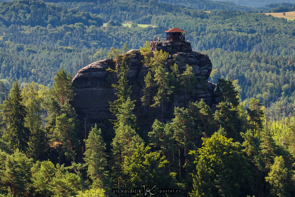 A 150 mm lens. The lookout tower is practically the picture’s sole topic.