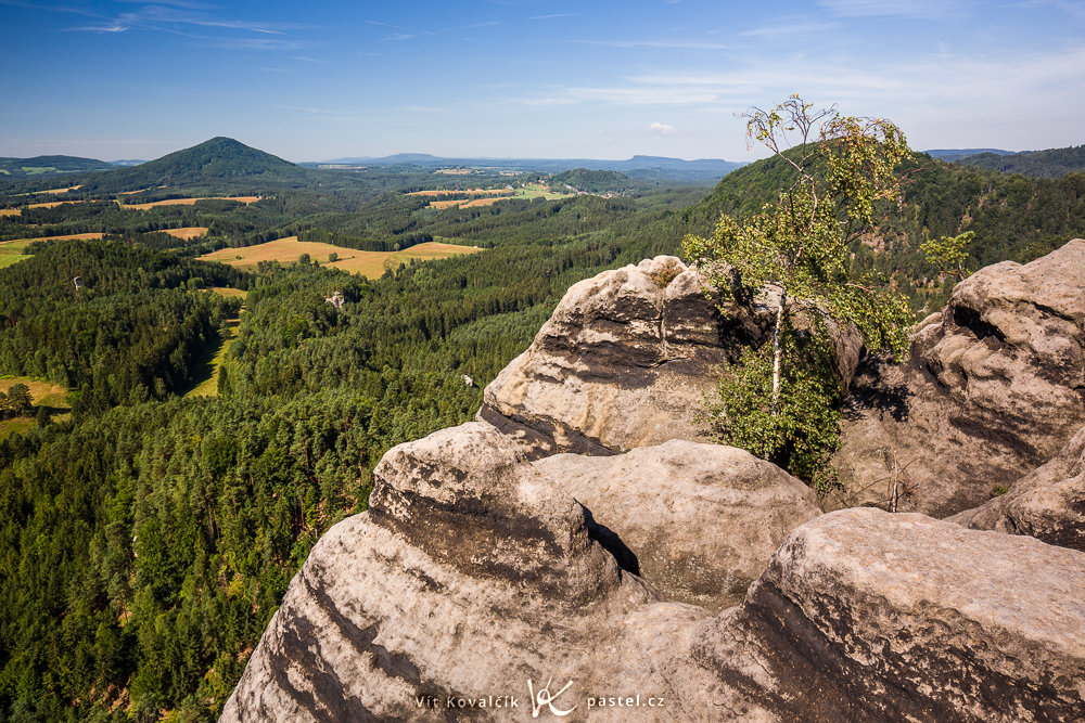 A 25 mm shot. To emphasize depth, a nearby crag is included in the scene.