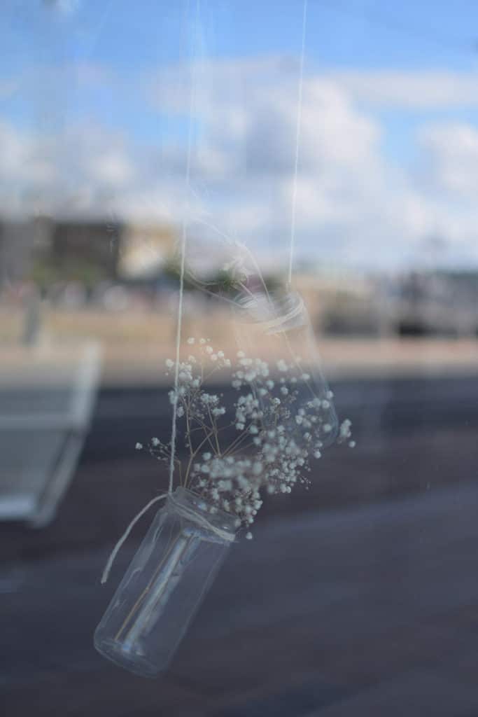 I captured these shop-window flowers on the streets of Stockholm. The background softened, and the blue toning made the photo feel gentler. You get a dreamy feeling from this photo. Nikon D3300, AF-S NIKKOR 35 mm 1:1. 8 G, 1/1000 s, f/1.8, ISO 100