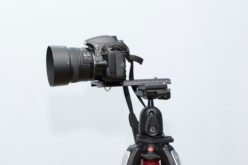 A camera on a macro rail affixed to a tripod. You can set the stiffness of its movement with an arresting screw. A second screw is used to move the camera on it back and forth.
