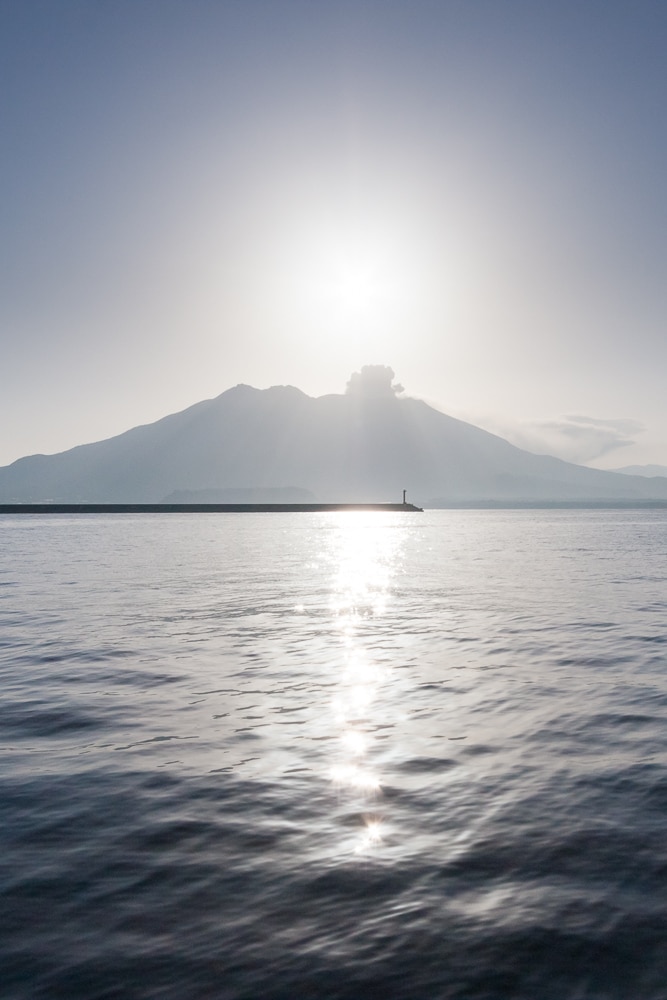 The smoking Sakurajima volcano on the horizon. Canon 40D, Canon EF-S 10–22/3.5–4.5, 1/200 s, f/11, ISO 200, focal length 14 mm