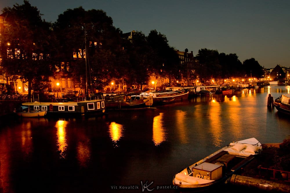 Night in Amsterdam. If you hid the lower half of the photo, it wouldn’t be nearly as impressive. Canon 40D, Sigma 18–50/2.8, 3,2 s, f/5.6, ISO 200, focal length 18 mm