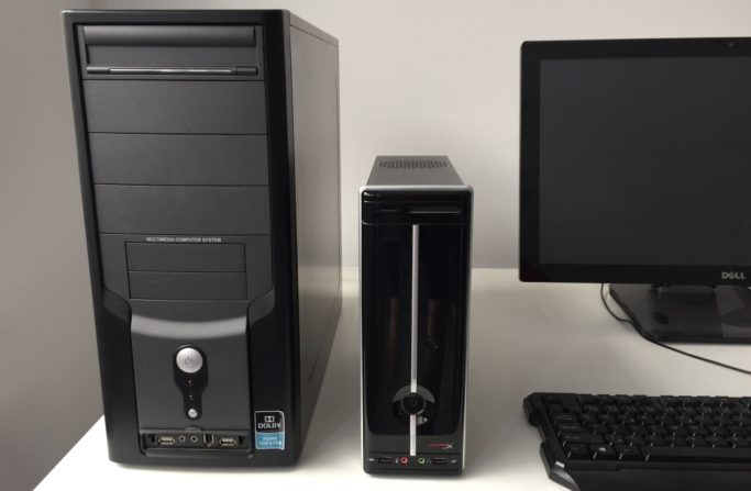 Build a PC Made for a Photographer: Size comparison between an ordinary Mid-tower computer case and a Mini-ITX case.