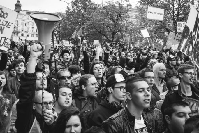 7 Challenges of Reportage Photography: inside a crowd of demonstrators.