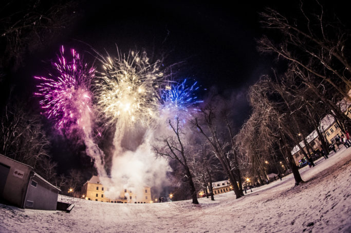 Learn the Right Way to Photograph Fireworks: New Year’s Eve fireworks.