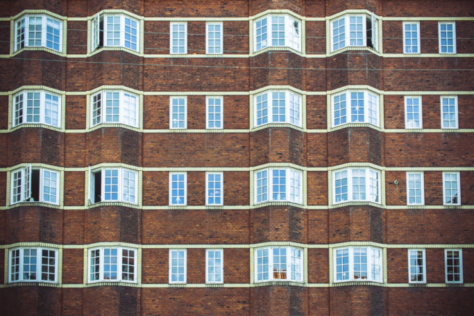 The regularity with which the large and small windows alternate creates a feeling of rhythm in this picture.