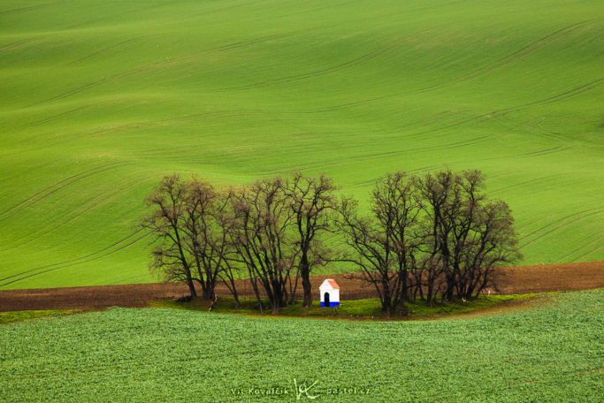 Benefits of Telephoto Lenses for Landscapes: a chapel without distracting areas.