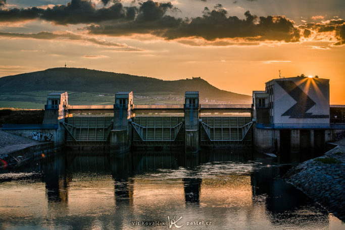 How to Photograph with the Sun in the Frame: a sun at the Nové mlýny dam.