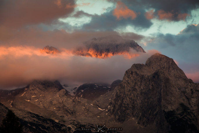 Benefits of Telephoto Lenses for Landscapes: a mountain with the last rays of sun.