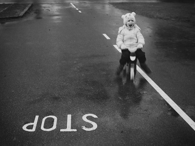 Photographing kids with longer exposure: a little girl with blurred feet.