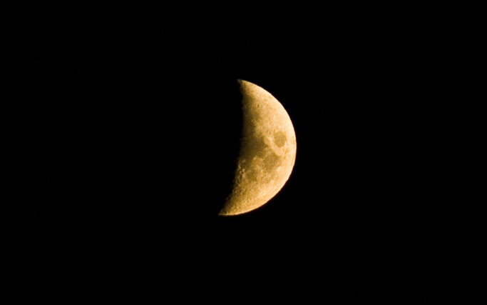 How to Photograph the Moon: a crescent moon.